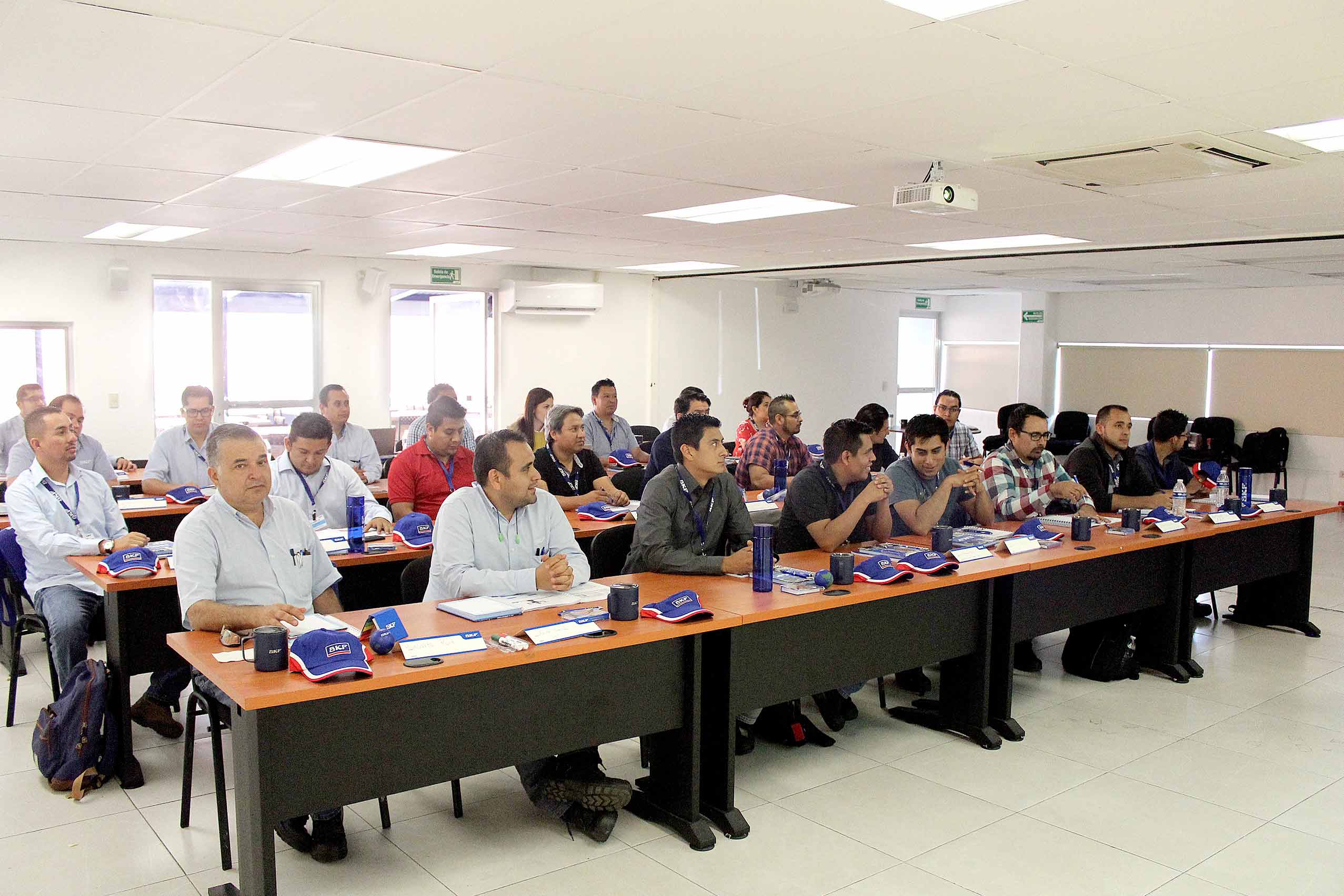 Algunos de los participantes en el curso, atentos a la capacitación brindada por nuestros profesiona