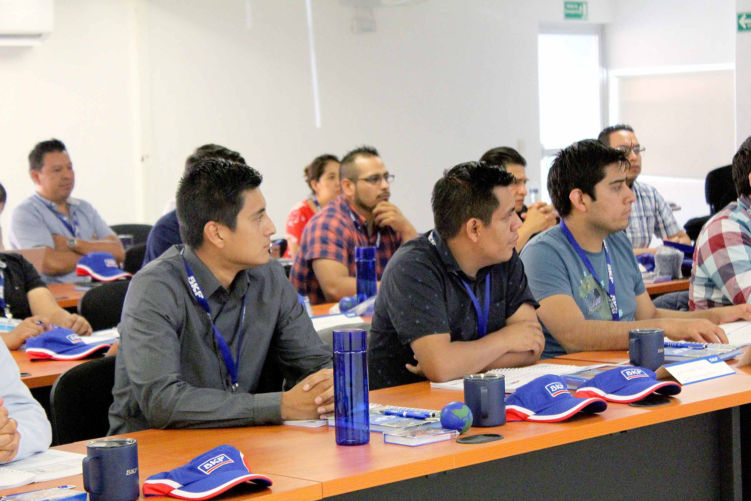 Algunos de los participantes en el curso, atentos a la capacitación brindada por nuestros profesiona