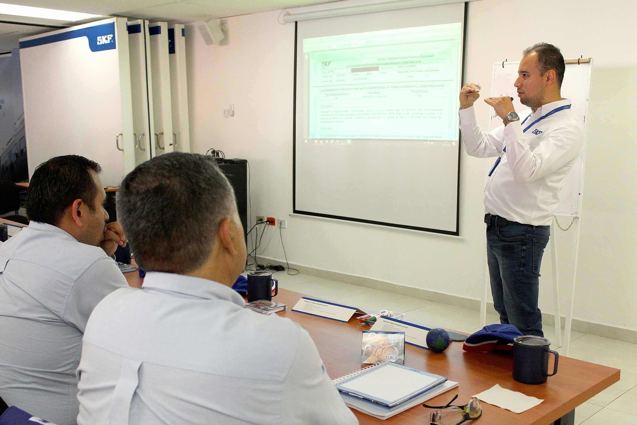 Algunos de los participantes en el curso, atentos a la capacitación brindada por nuestros profesiona