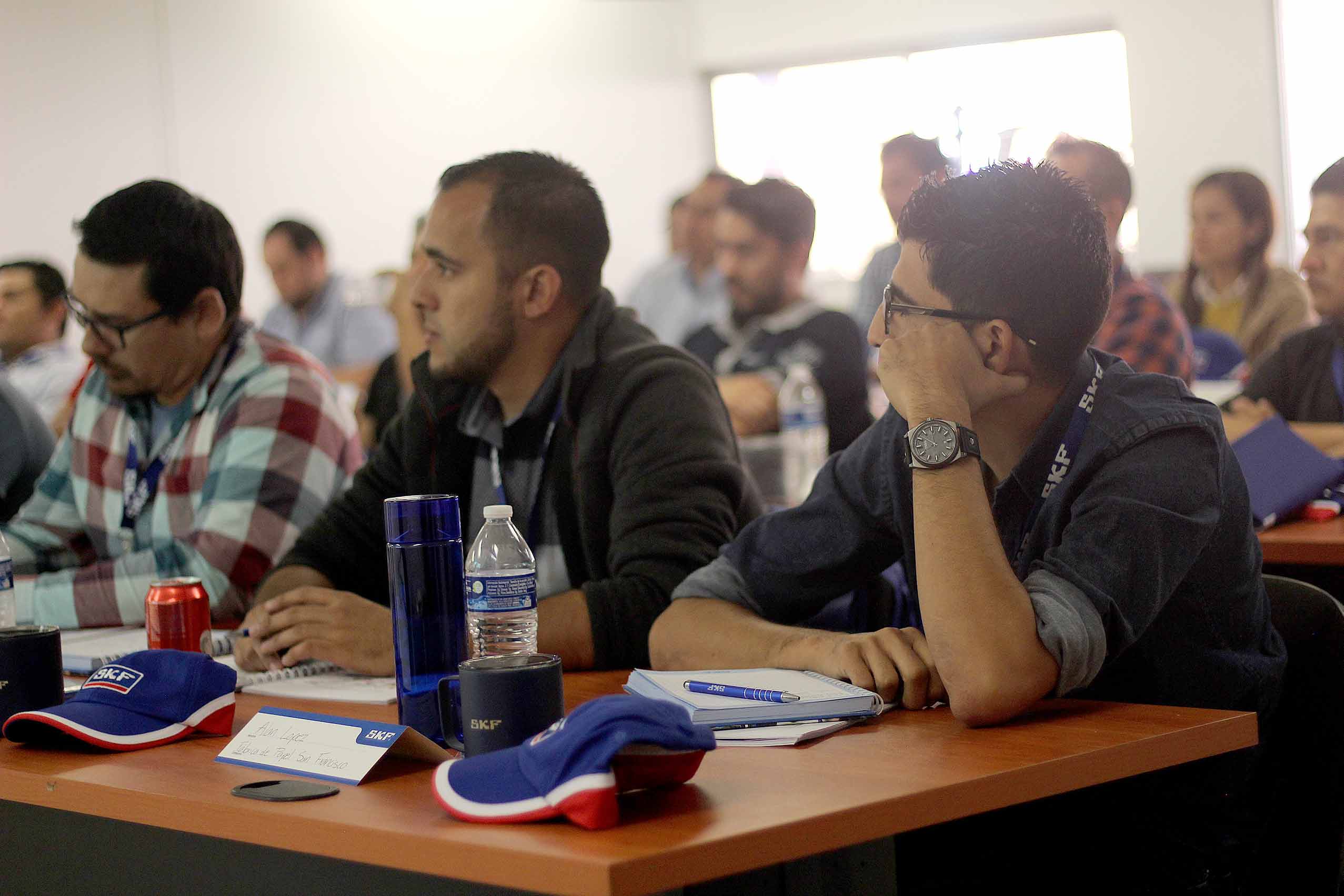 Algunos de los participantes en el curso, atentos a la capacitación brindada por nuestros profesiona