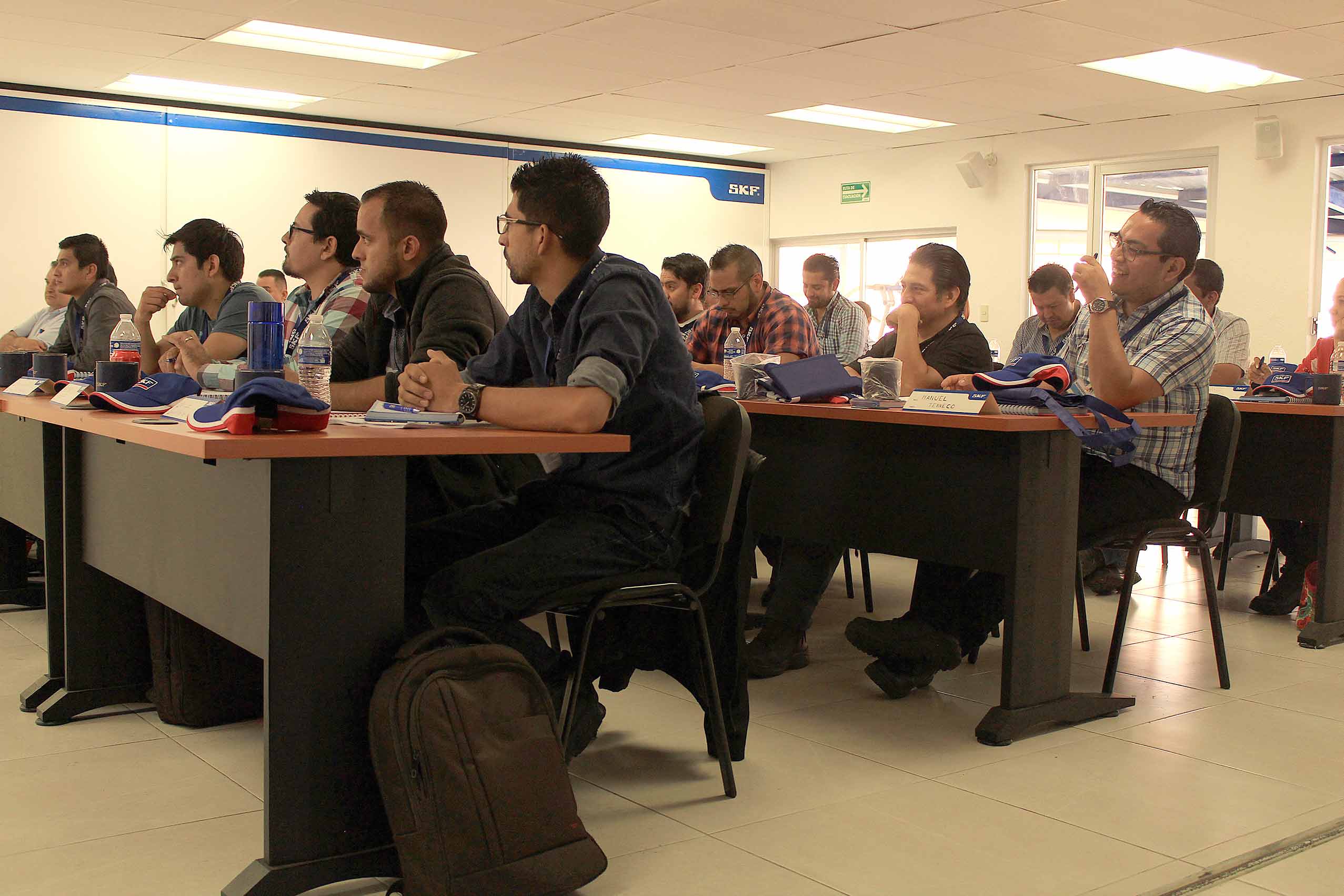 Algunos de los participantes en el curso, atentos a la capacitación brindada por nuestros profesiona