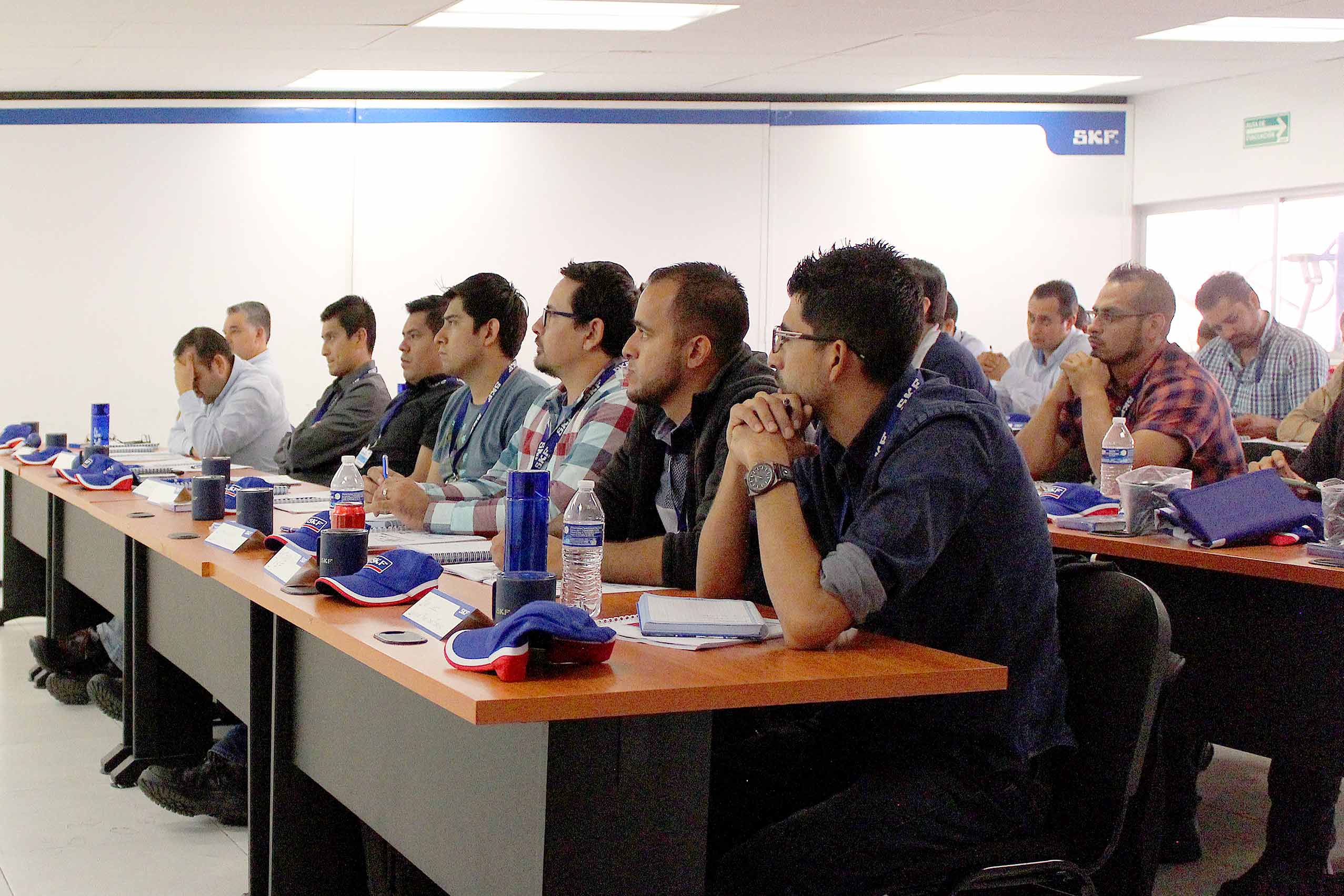 Algunos de los participantes en el curso, atentos a la capacitación brindada por nuestros profesiona